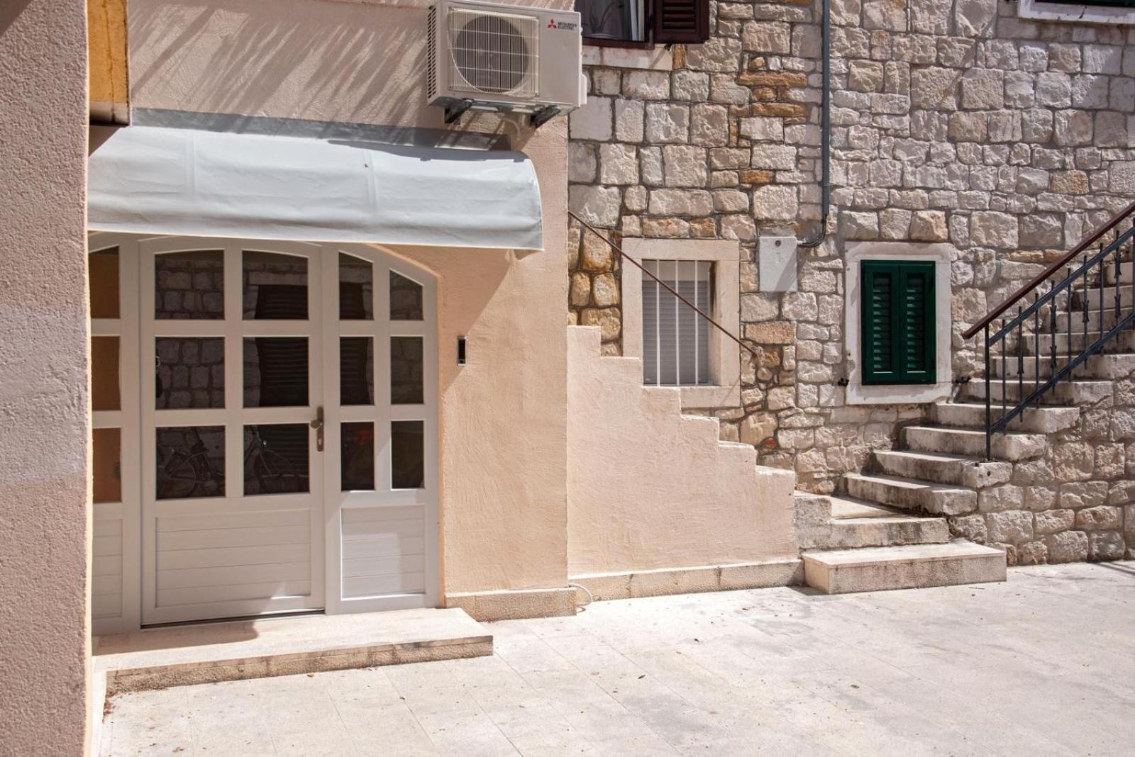 Petite Haven Apartment Split Exterior photo