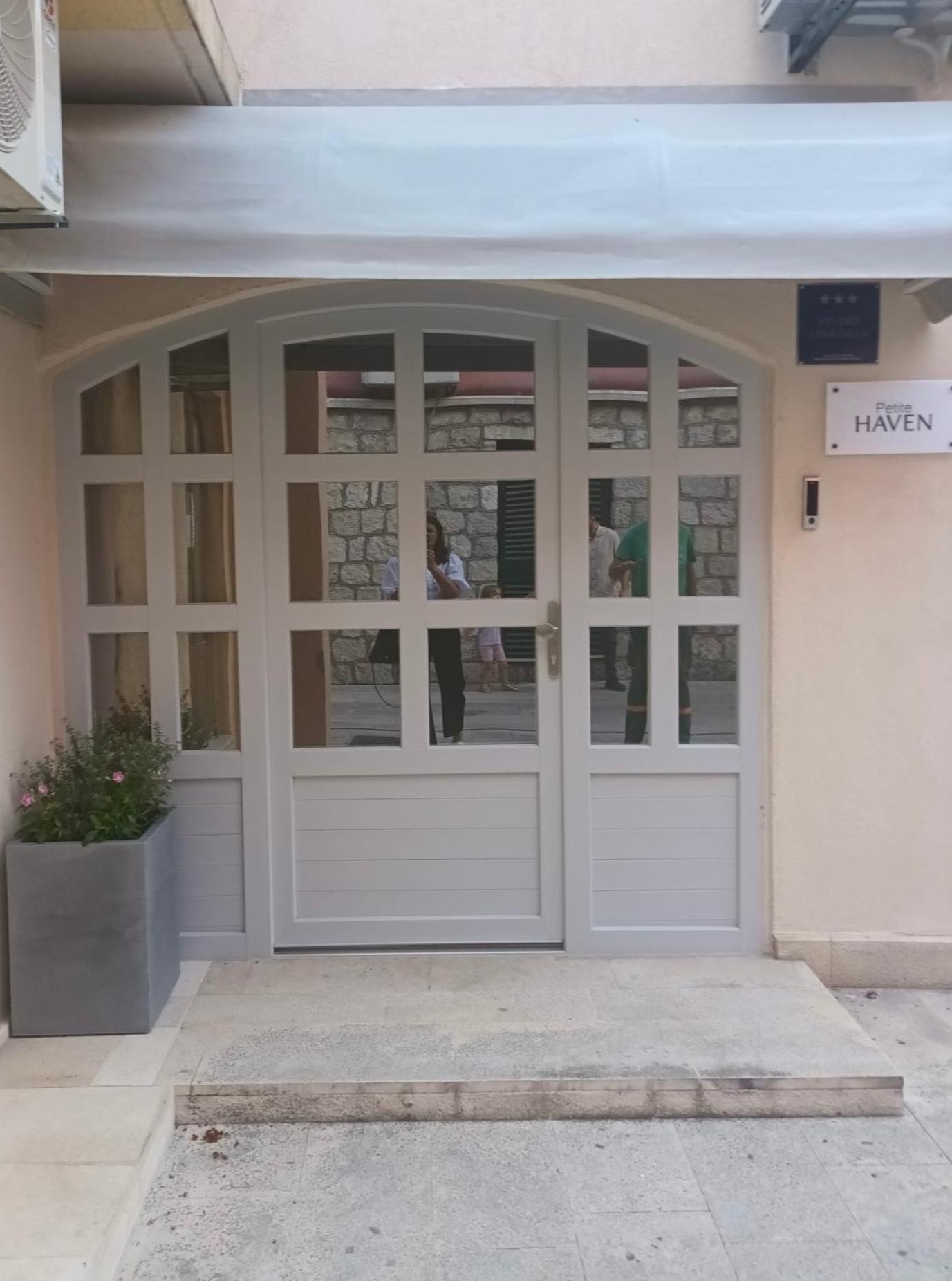 Petite Haven Apartment Split Exterior photo